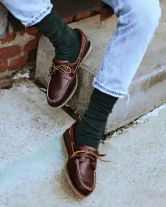 how to wear boat shoes with socks