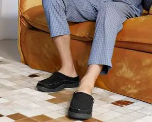 Best Men's Clog Slippers for Elderly in Black
